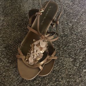 Bandolino summer wedges here!!